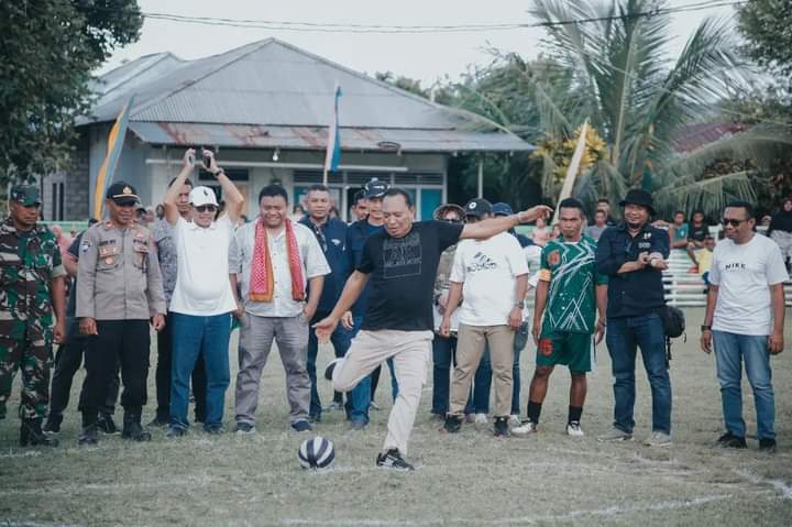 Usman Sidik, SH.,MH saat menendang bola pertama, pertanda Wattako Cup l 2023 resmi dihelat