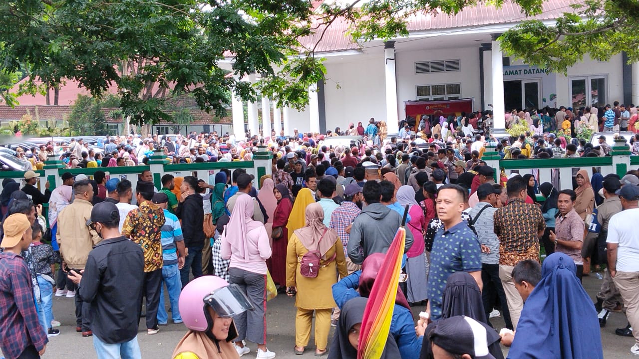 Ribuan warga padati depan aula Kantor Bupati Halsel