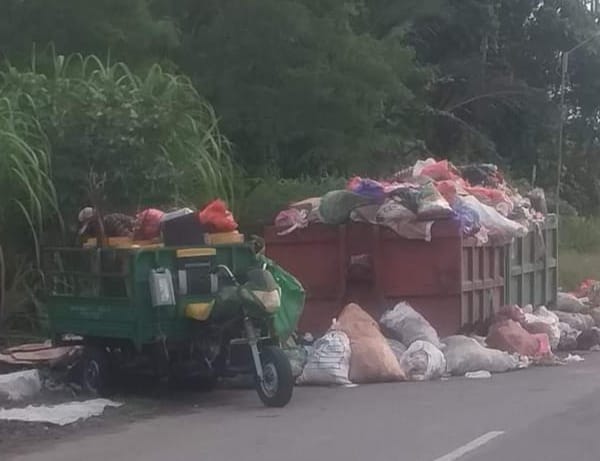 Sampah di Pasar Desa Labuha tepatnya di samping kanan jalan masuk Dinas Perhubungan Halsel