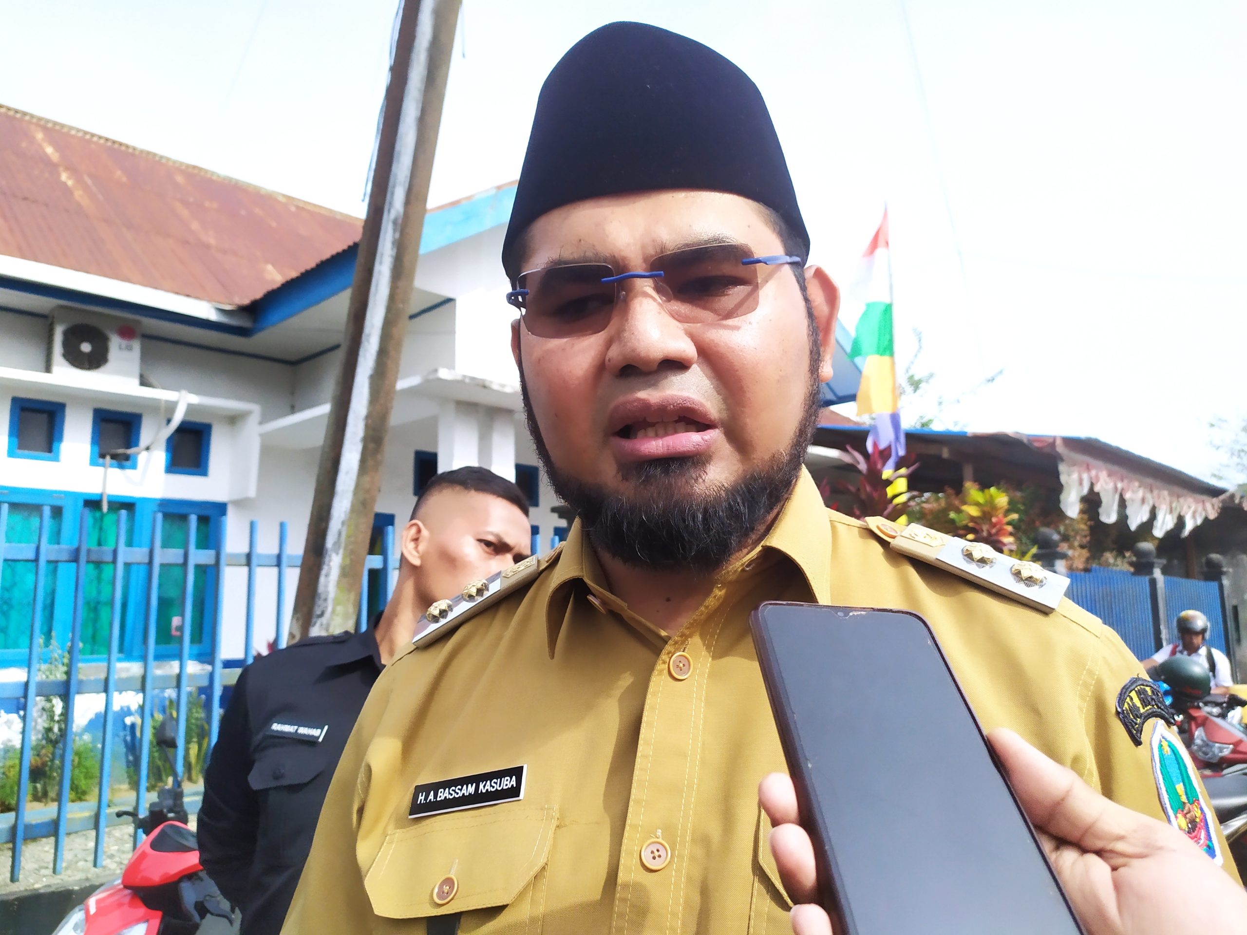 Wabup Halsel Saat Diwawancarai Wartawan 