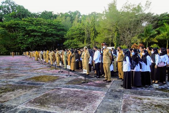 ASN Pemkab Halsel saat apel bersama di halaman kantor Bupati 