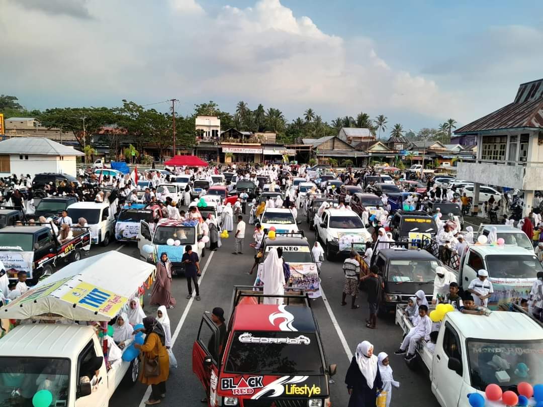 Ratusan Mobil Pick up digunakan Warga Pawai Ta'aruf 