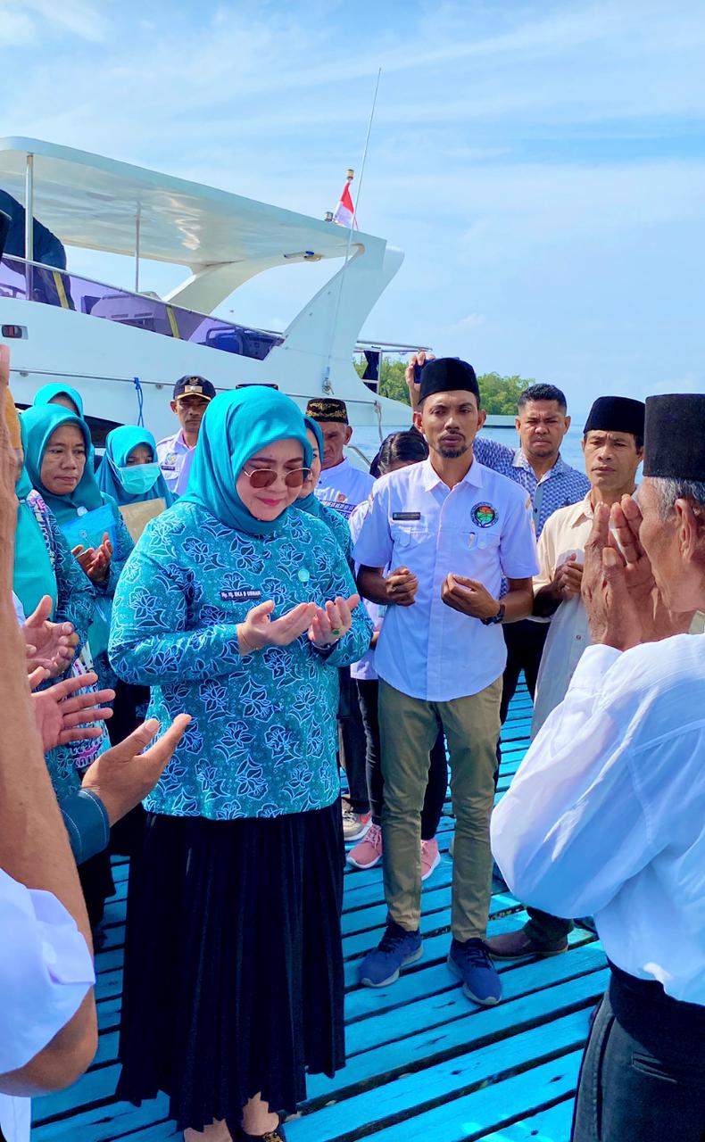 Ketua TP-PKK Halsel saat tiba di Desa Kaireu 