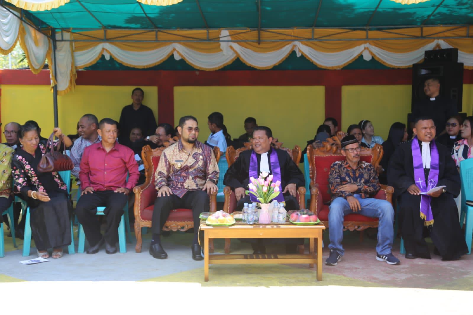 Wakil Bupati Halsel Hasan Ali Bassam Kasuba dan Pendeta 