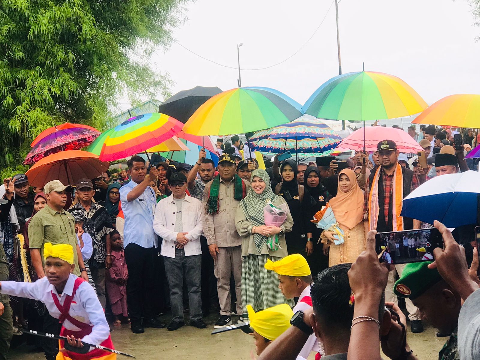 Bupati dan Wakil Bupati Halsel Didampingi Istri 