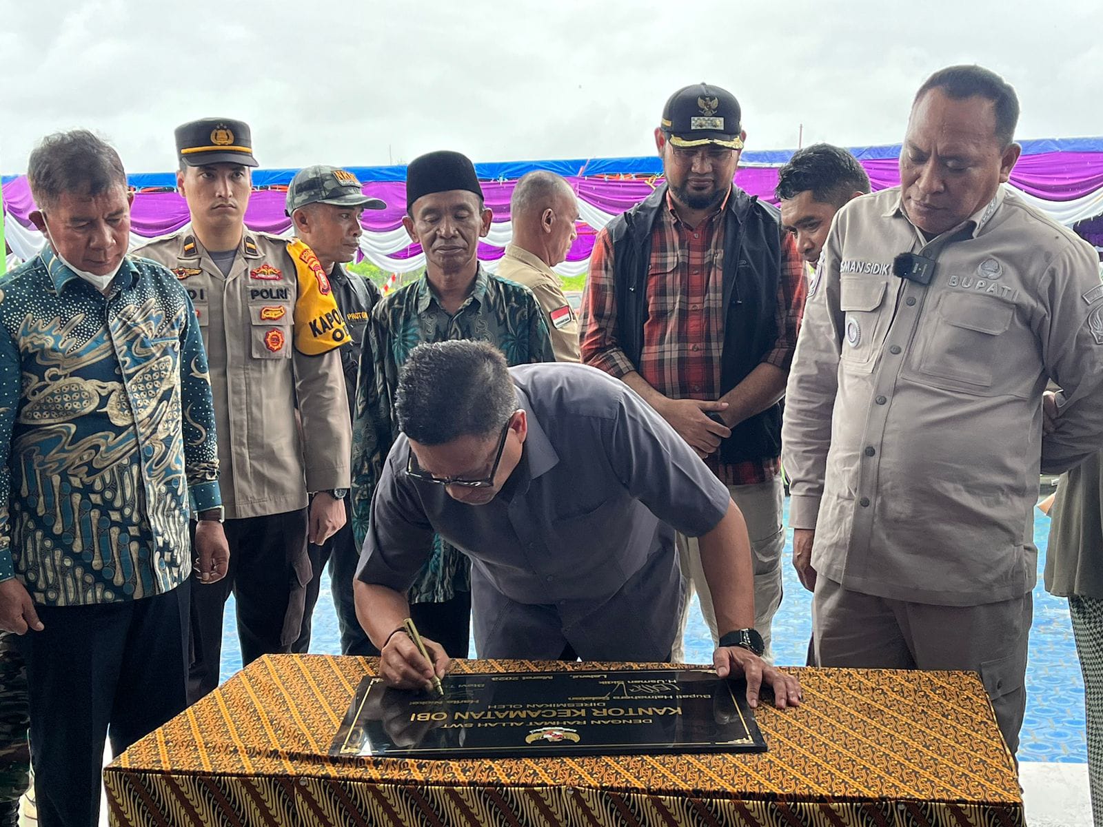Direktur External Relations PT Trimegah Bangun Persada (PT TBP), Stevi Thomas menandatangani prasasti./Ilo