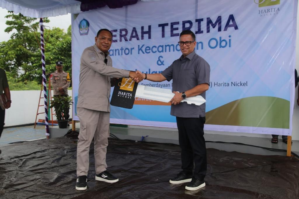 Direktur External Relations PT Trimegah Bangun Persada (PT TBP), Stevi Thomas menyerahkan secara simbolis kunci ambulans laut kepada Bupati Halmahera Selatan pada acara serah terima serta peresmian gedung kantor Kecamatan Obi.
