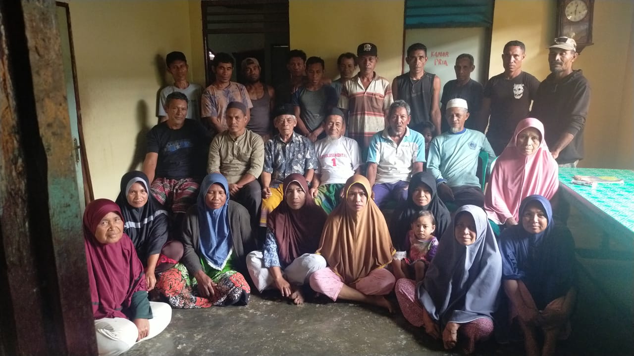 Sejumlah Toko dan Puluhan Masyarakat Desa Liaro 