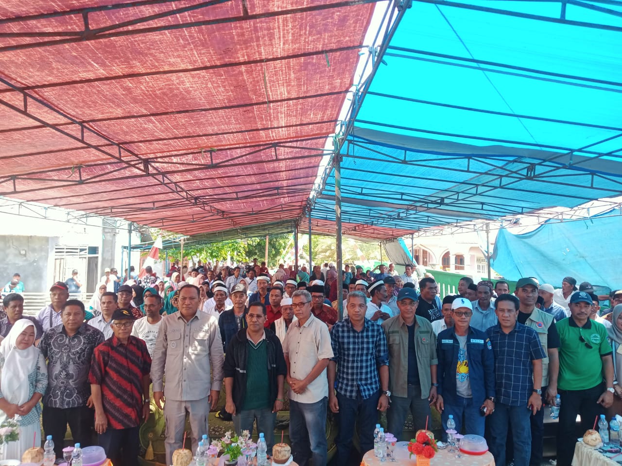 Foto Bersama Bupati Halsel dan Ratusan Warga Kecamatan Makian Barat 