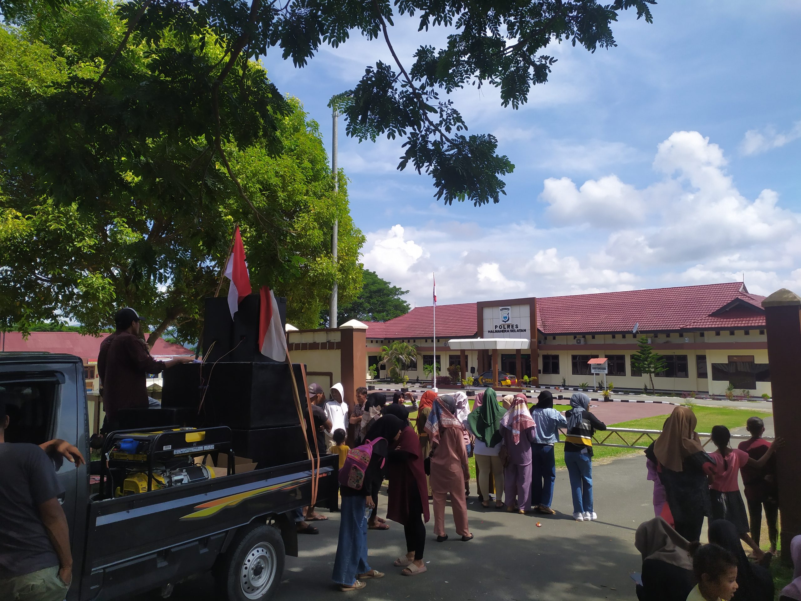 LSM KANE dan Puluhan Masyarakat Desa Liaro Berunjuk Rasa 