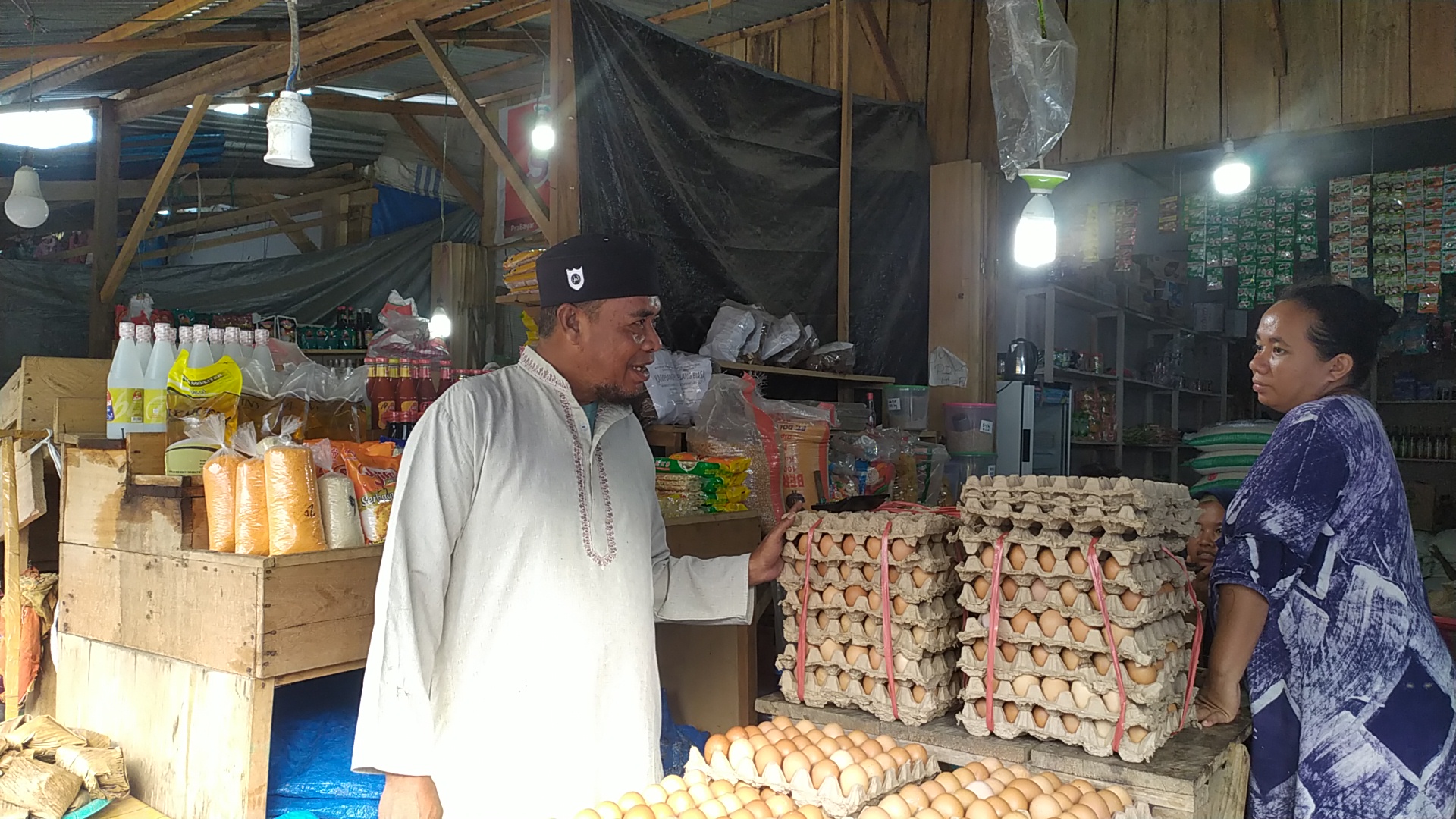 Plt Kadis Koperindag Halsel saat Kunjungan Ke Pasar Labuha 