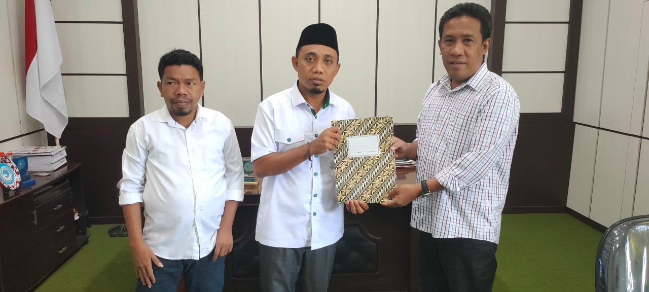 Sekretaris DPC PKB Kota Ternate saat mendampingi Ketua LPP DPW PKB Maluku Utara , Muksin Amrin saat menyerahkan surat pernyataan pengunduran diri sebagai Wakil Walikota Ternate.