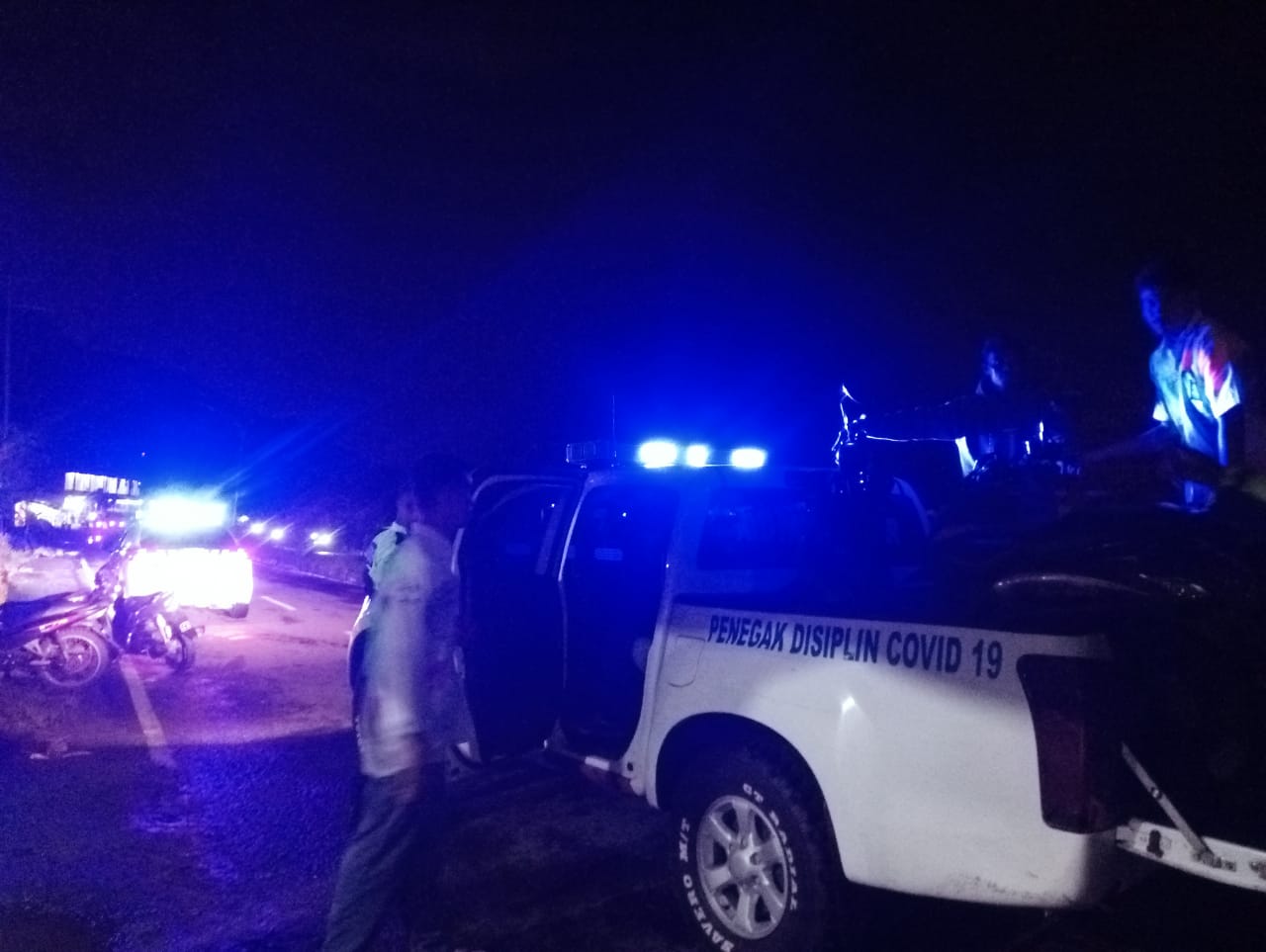 Tampak Sejumlah Pelajar yang Diamankan dengan Mobil Patroli 