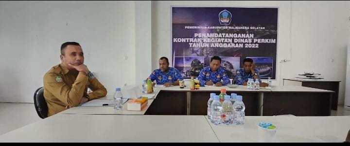 Rapat perdana Kepala Disperkim Halsel, Asmar Bani dengan pejabat eselon III, IV dan seluruh staf./iLo