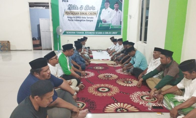 Zikir dan doa bersama dipimpin dewan syuro DPC PKB Kota Ternate./Ilo