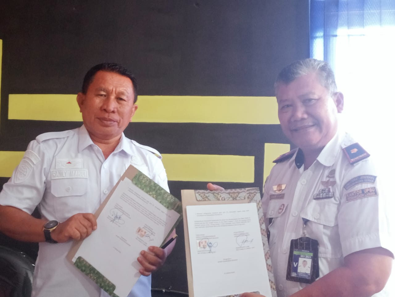 Foto Kadishub Halsel dan Kabandara Oesman Sadik Labuha./Adhy 