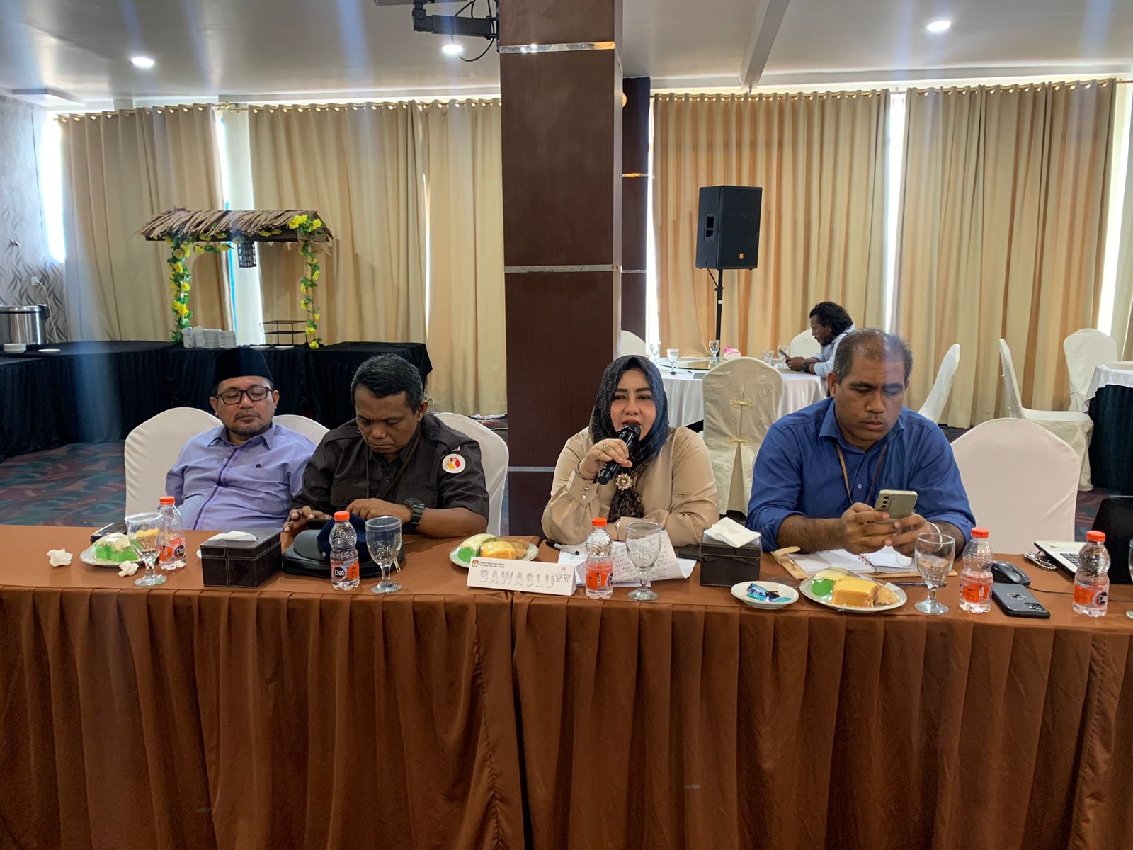 Komisioner Bawaslu Maluku Utara saat menghadiri rapat pleno terbuka rekapitulasi daftar pemilih tetap (DPT) tingkat Provinsi./jmg