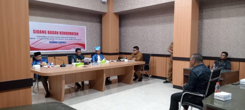 Pembacaan putusan oleh ketua BK DPRD Kota Ternate, Makmur Gamgulu didampingi anggota Sudarno Taher, Ali Syarif dan sekretaris BK Aldhy Ali juga dihadiri terperiksa Ridwan Lisapaly./jmg