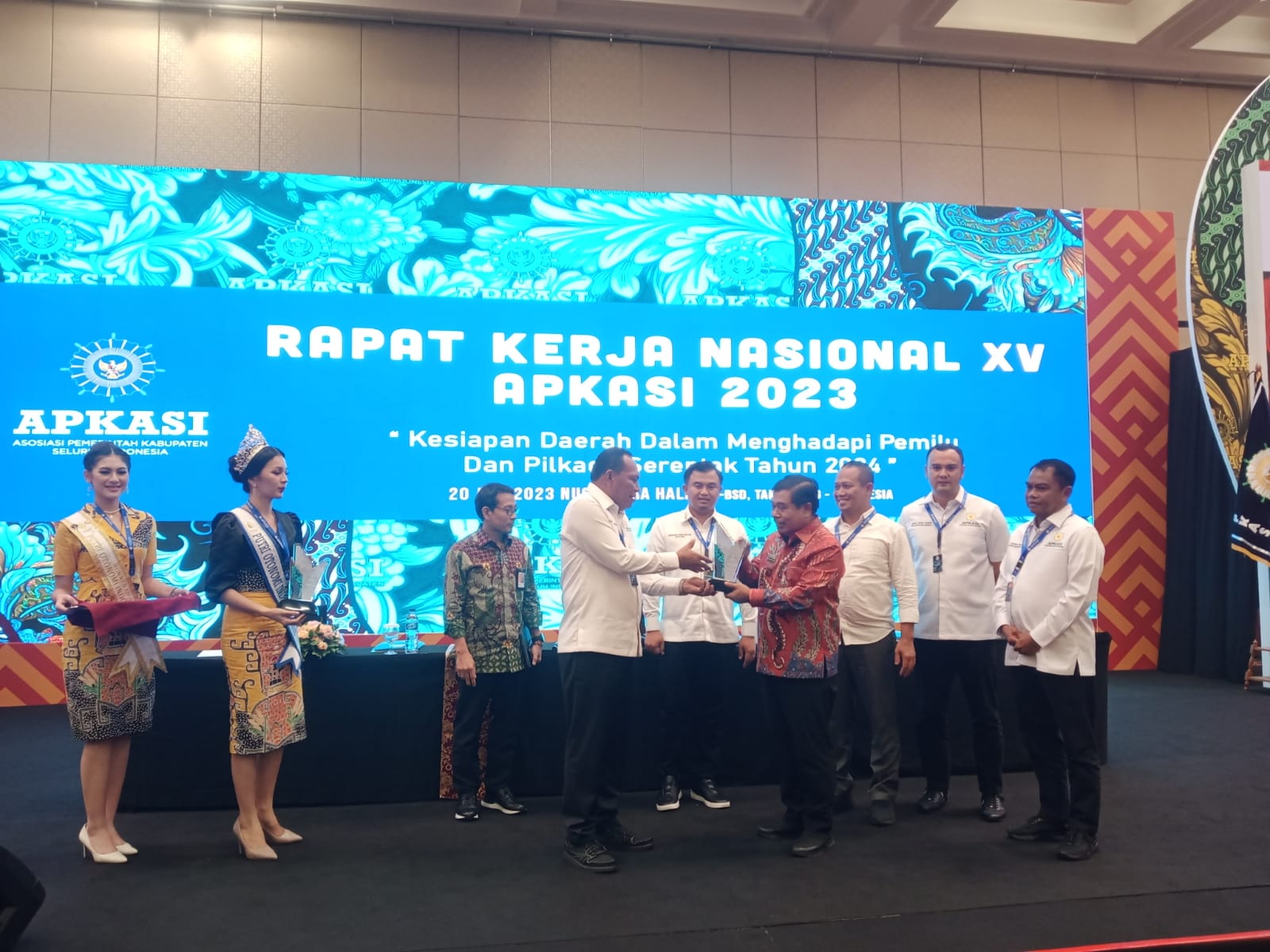 Bupati Usman Sidik saat memberikan penghargaan kepada Sekjen Kemendagri. /Doc- Istimewa 