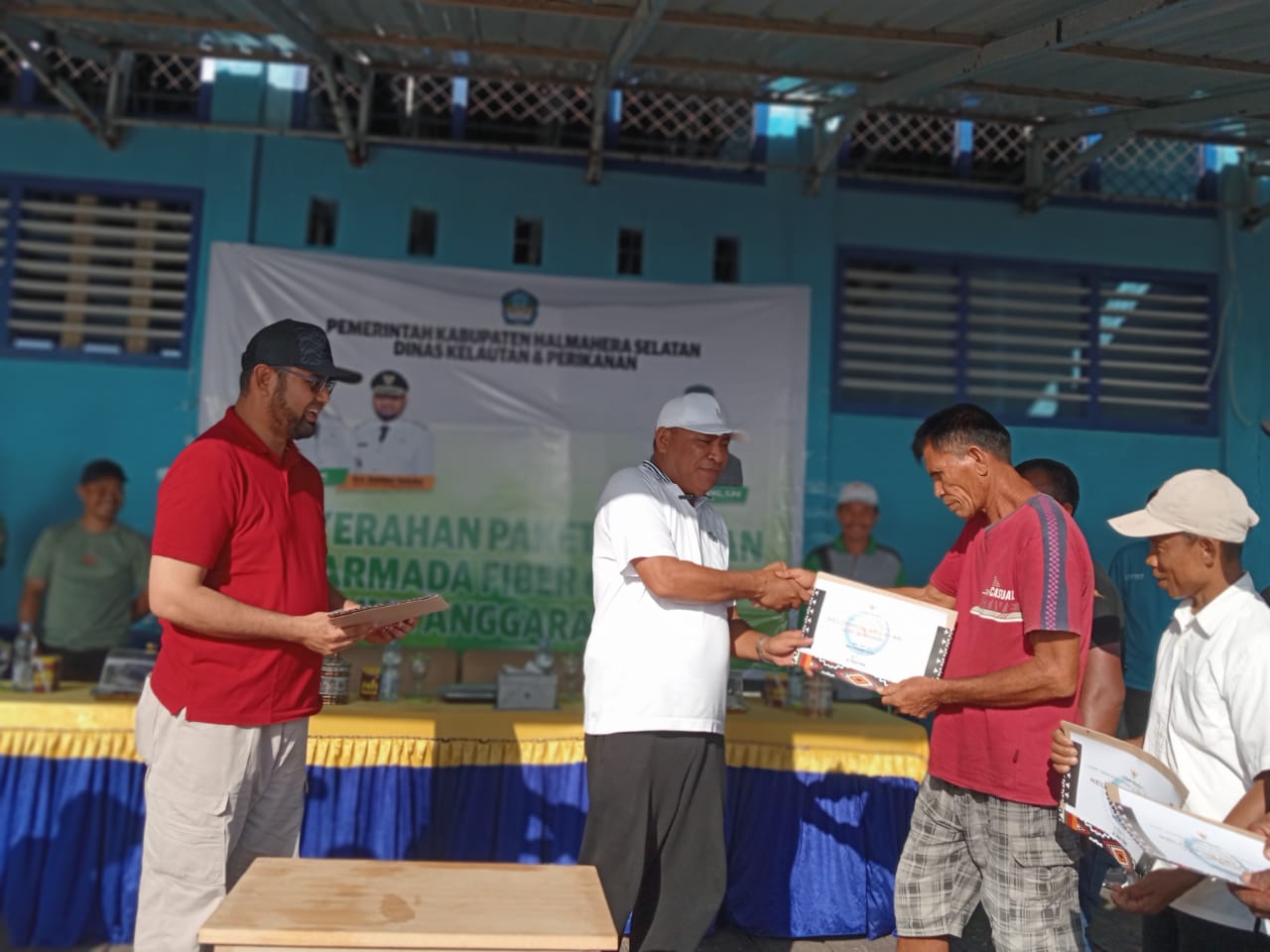 Bupati Usman Sidik dan Wakil Bupati Halsel Bassam Kasuba saat memberikan bantuan armada tangkap kepada kelompok nelayan./Doc-Istimewa
