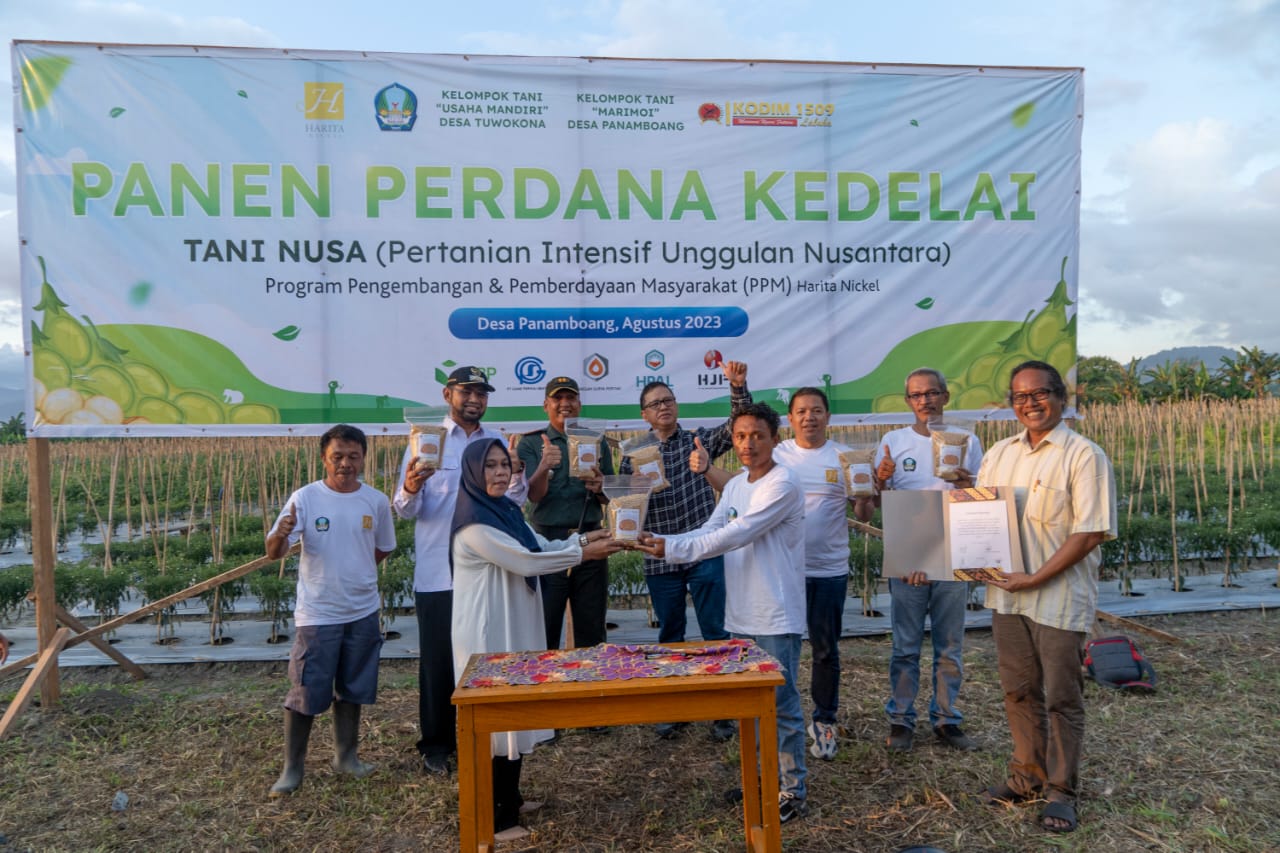 Panen Perdana Kedelai oleh Petani Binaan Harita Nickel./Doc-Istimewa