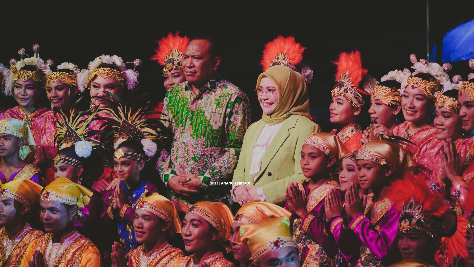 Bupati Halsel dan Ketua Tim Penggerak PKK Bersama Para Sanggar./Doc-Anang