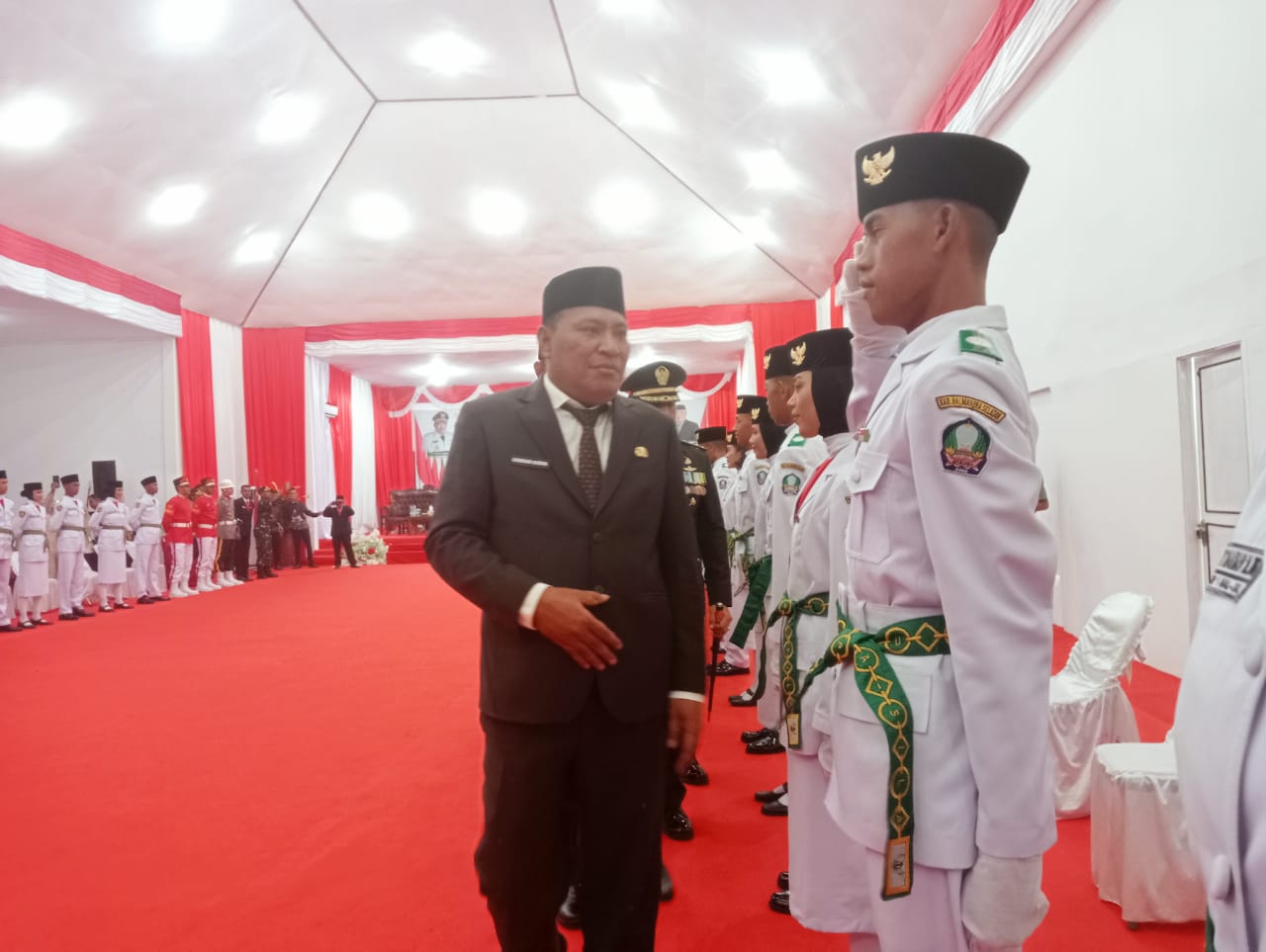Bupati Usman Sidik usai mengukuhkan Paskibraka./Doc-adhy
