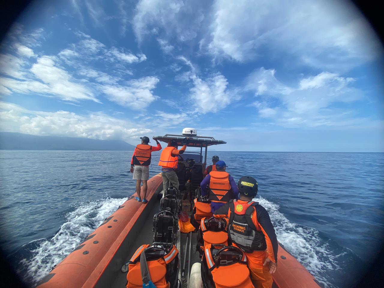 Tim SAR saat lakukan Pencarian Korban Long Boat di Perairan Halbar./Doc-Istimewa 