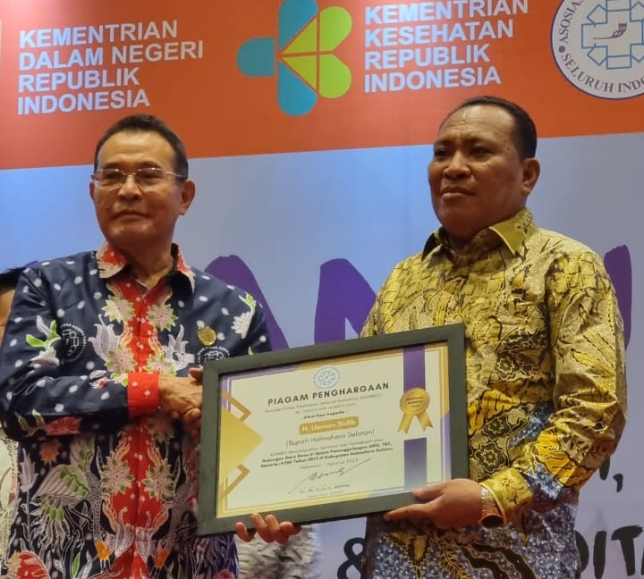 Bupati Usman Sidik, saat menerima penghargaan./Doc-Istimewa