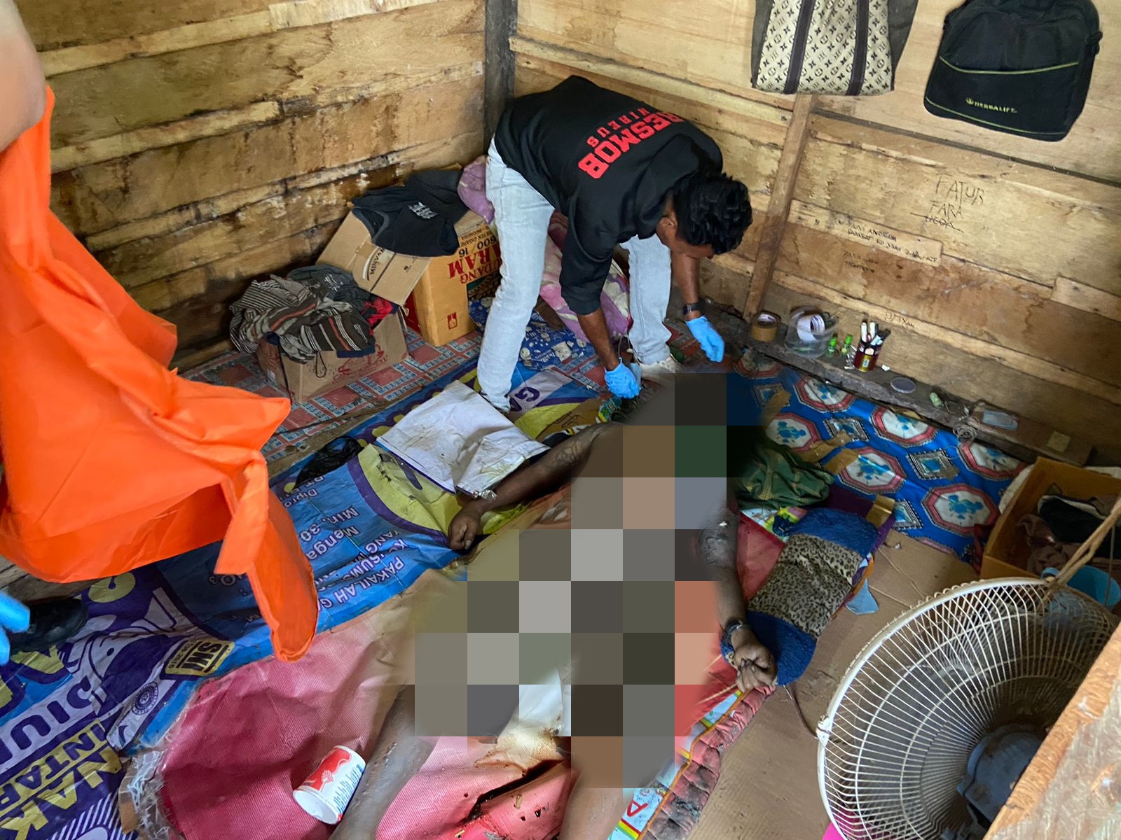 Olah TKP oleh Polisi Polres Halsel, kepada Mayat ditemukan warga 