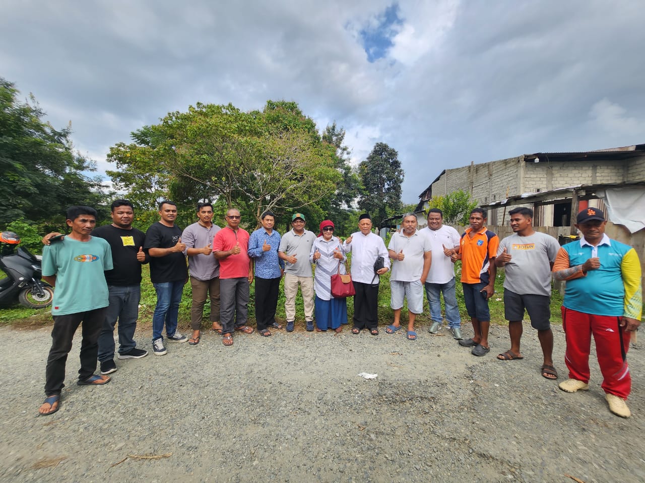 Foto Bersama setelah pengukuran lahan.