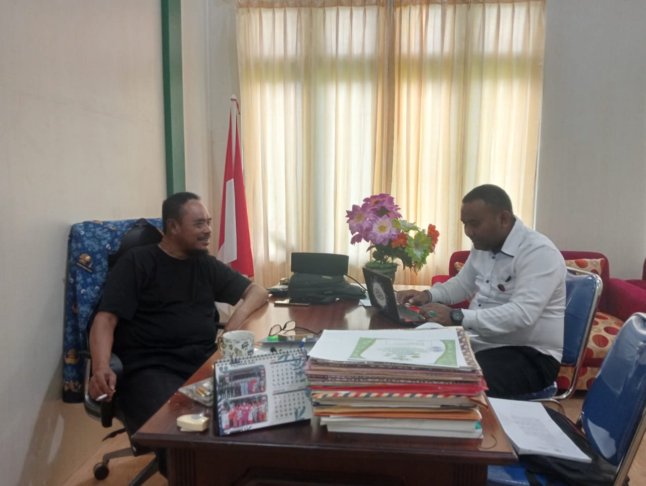 Foto saat pemeriksaan berlangsung di Ruang Kepala Diskoperindag Halsel