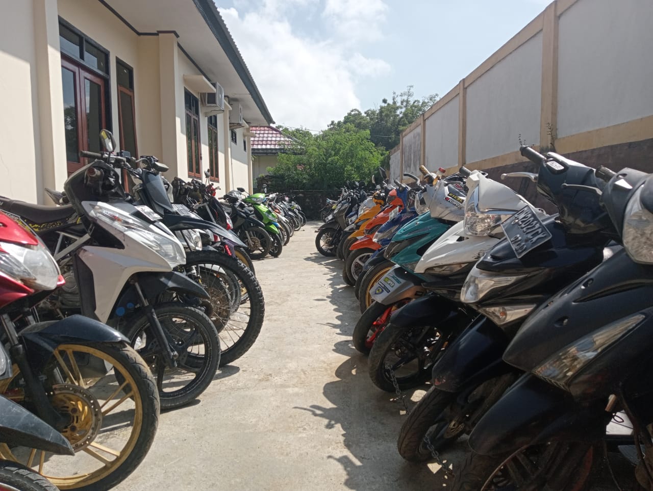Foto Ratusan Kendaraan di Polres Halsel terjaring razia
