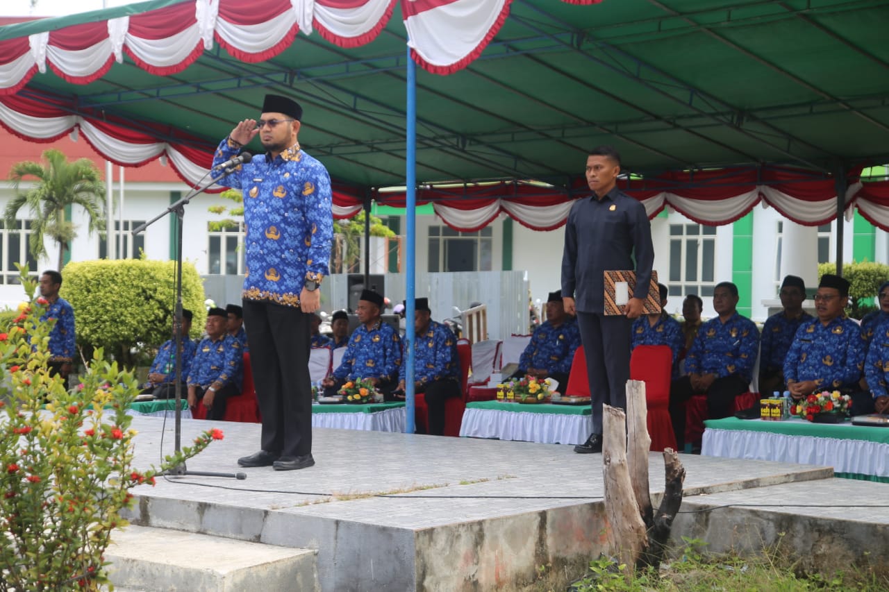 Dokumentasi: Wakil Bupati Halsel, Hasan Ali Bassam Kasuba saat memimpin upacara Hari Kesaktian Pancasila di Halaman kantor Bupati Halsel. (Istimewa)
