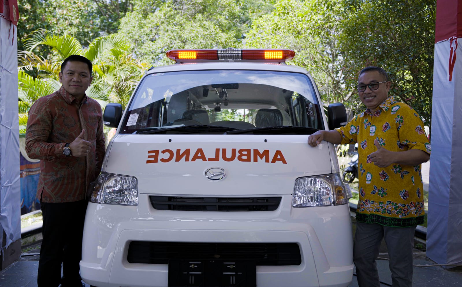 Foto: Head of Community Affairs Harita Nickel, Latif Supriadi bersama Rektor Unkhair Dr. M. Ridha Ajam, M.Hum berfoto dengan mobil bantuan Ambulans. (Istimewa)