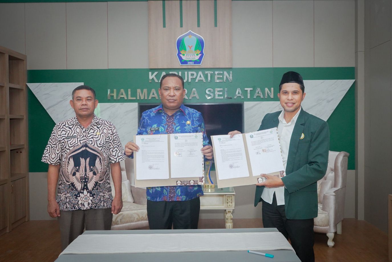 Rektor Unutara (jaz hijau tosca) bersama Bupati dan Sekda usai menandatangani MoU di Kantor Bupati./jmg