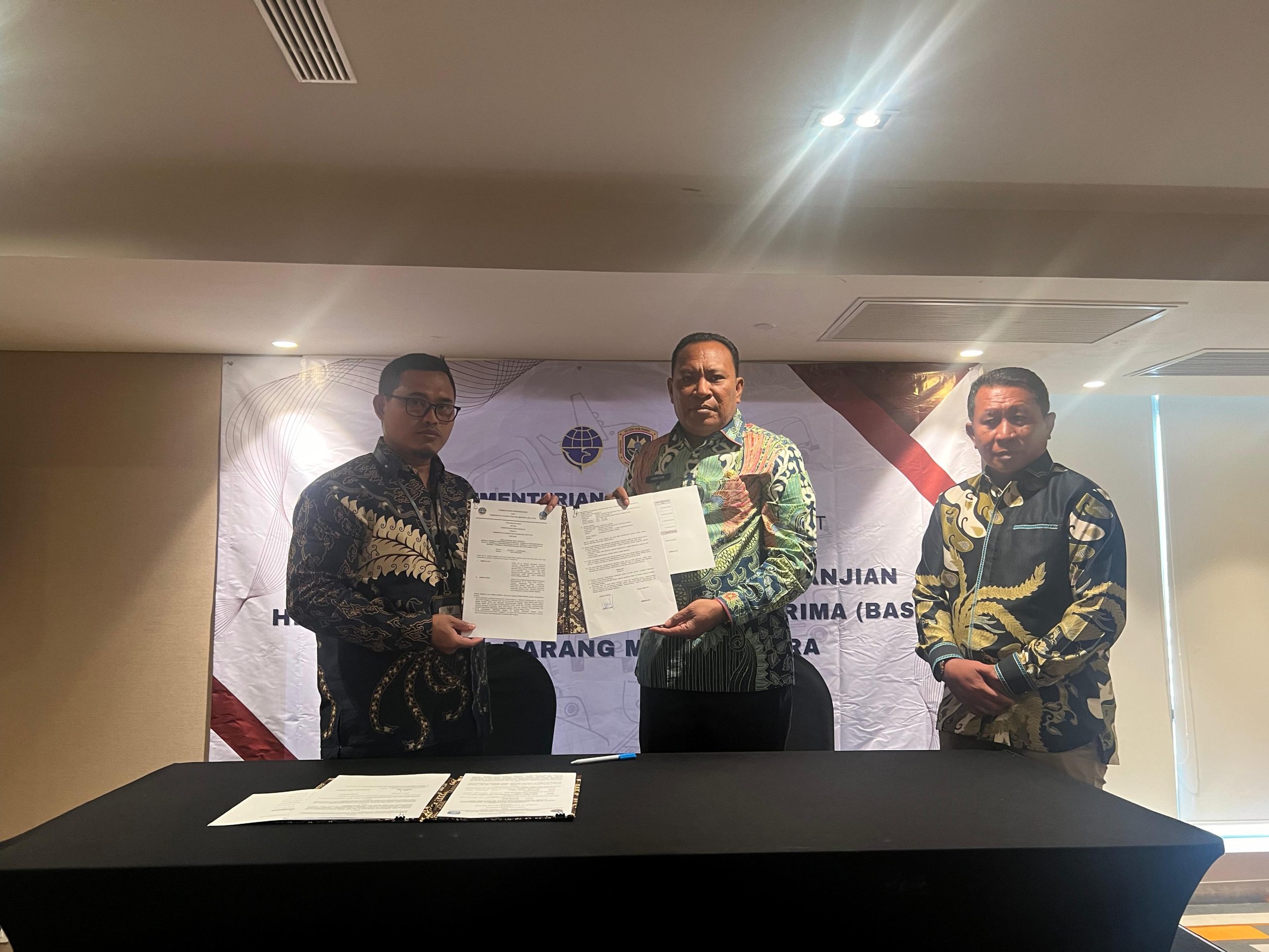 Foto: Bupati Usman Sidik didampingi Kepala Dinas Perhubungan Halsel Teken BAST Bersama Direktorat Jenderal Perhubungan RI.