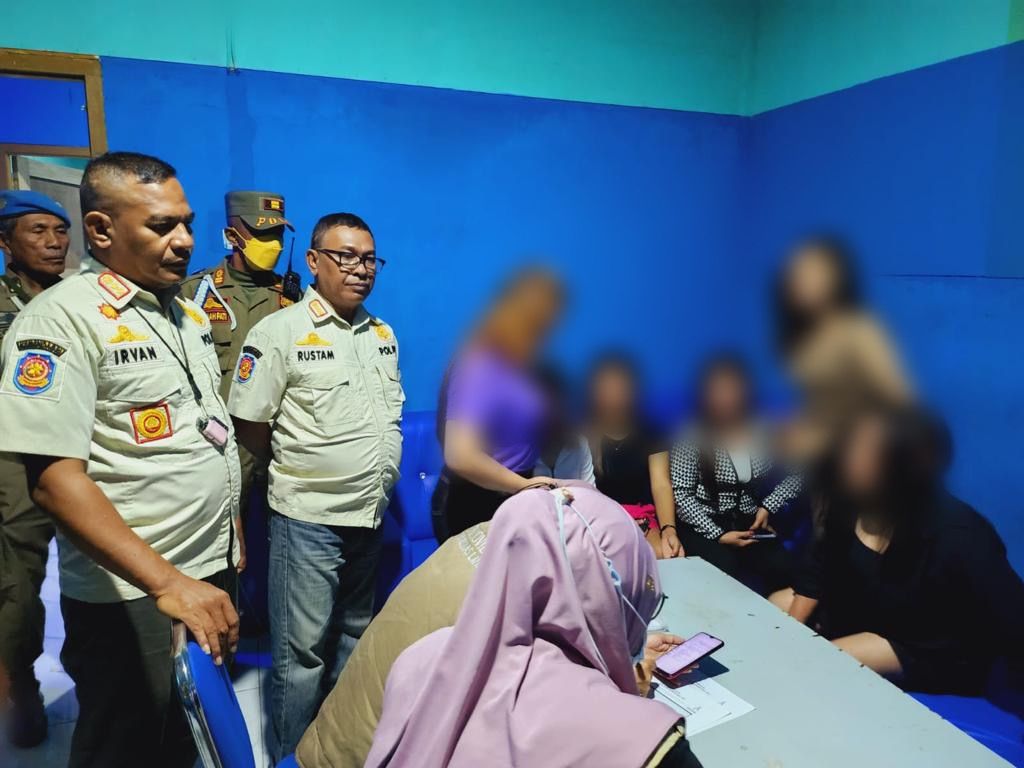 Satpol-PP Halsel saat lakukan Rajia di Cafe, Desa Laiwui, Obi.