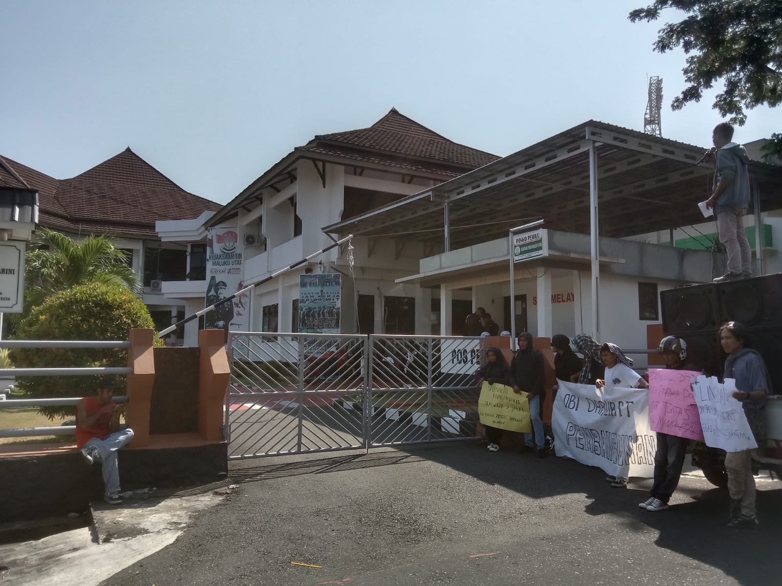 Foto GPMO Malut saat Aksi Demontrasi di Depan Gedung Kejaksaan Tinggi Maluku Utara 