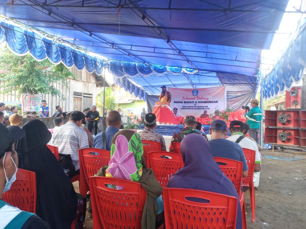 Bupati Bassam Kasuba saat memberikan sambutan pada puluhan masyarakat Desa Kawasi.