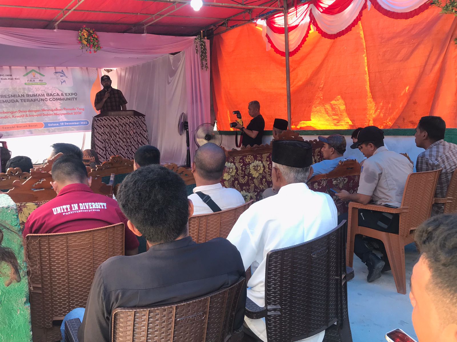 Bupati Bassam saat memberikan sambutan pada peresmian rumah baca Desa Tawabi.