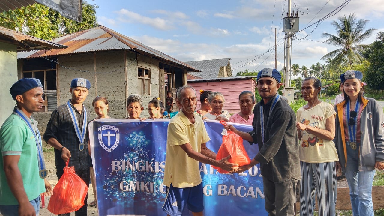 Penyaluran paket natal GMKI cabang Bacan di Desa Tawa