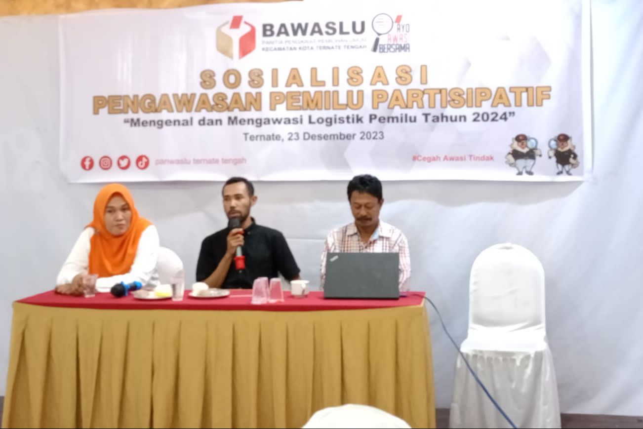 Ketua Panwaslu Ternate tengah didampingi dua anggotanya dalam kegiatan sosialisasi pengawasan Pemilu partisipatif./jmg