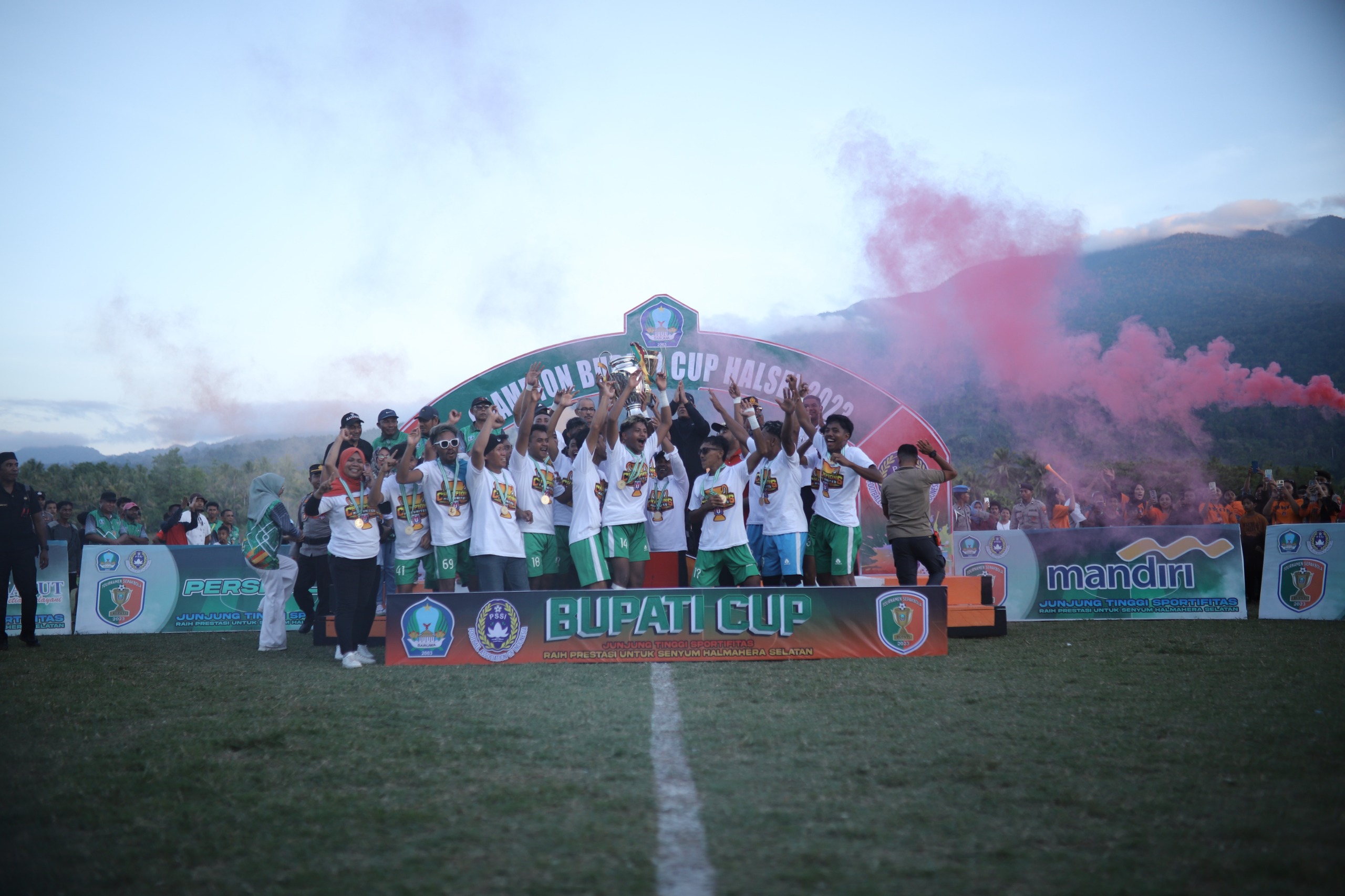 Foto bersama Tim Sepakbola Mori FC sebagai Juara Pertama Bupati Cup II Tahun 2033. Doc: Anang