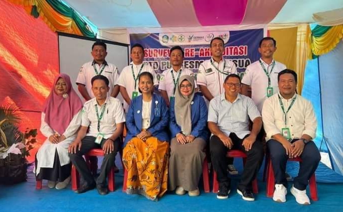 Kepala PKM Busua dan jajaran bersama tim akreditasi beberapa waktu lalu./jmg