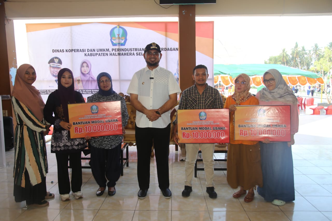 Bupati Bassam Kasuba, bersama Pelaku UMKM. Doc: Cecep