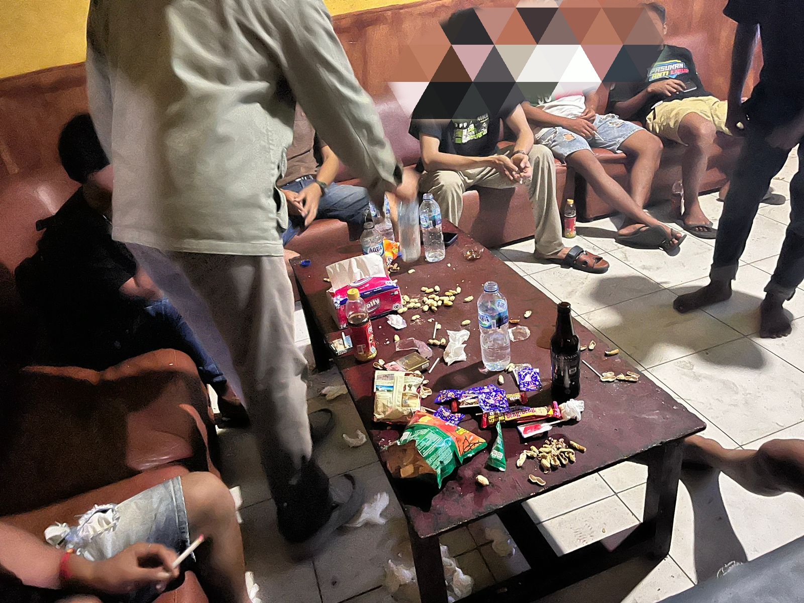 Tampak petugas razia rutin saat menemukan sejumlah pengunjung Cafe Bungalow, sedang mengonsumsi minuman keras. (Istimewa)