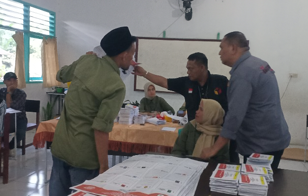 Suleman Patras, Kordiv SDM Organisasi dan Diklat saat melaksanakan monitoring di TPS./ilo