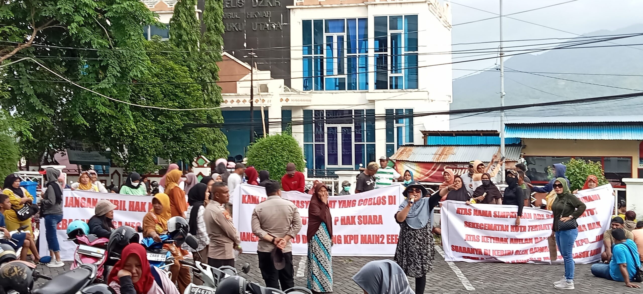 Aksi demonstrasi masa pendukung Ade Rahmat Caleg Partai NasDem didepan Jati Hotel./jmg
