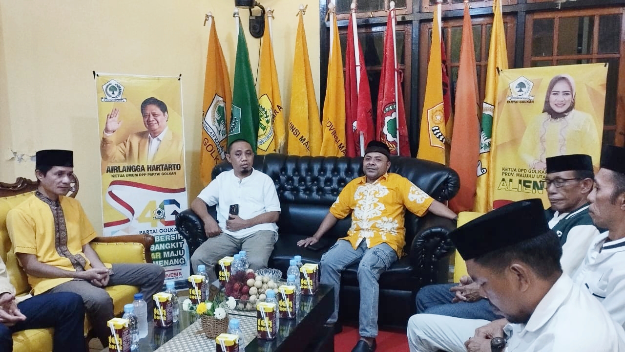 Muhajirin Bailussy (kiri kameja putih), Fuad Alhadi (kanan kameja kuning) dalam agenda safari politik./jmg